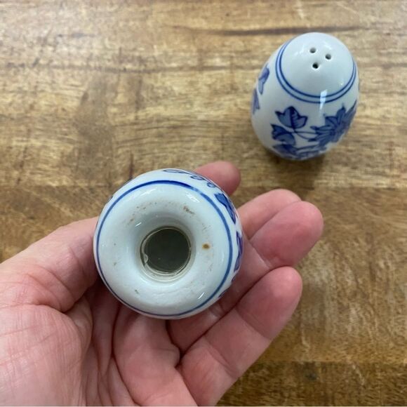 Vintage blue and white egg shaped salt and pepper shakers - Picture 2 of 3